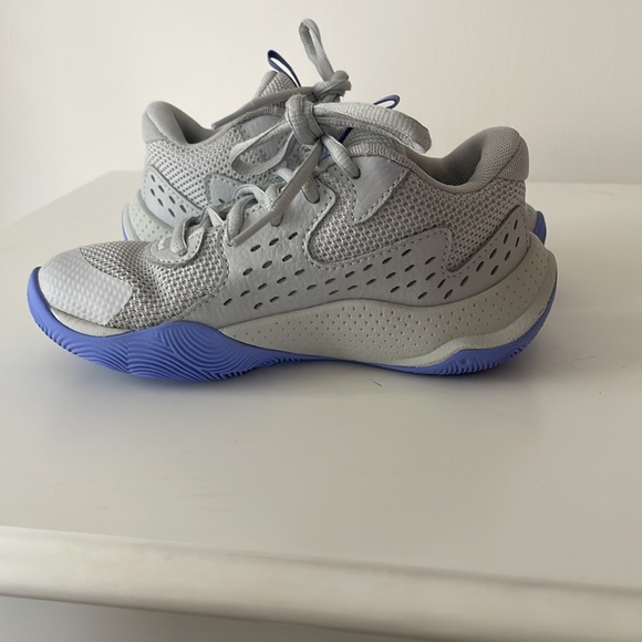 Under Armour Girls Basketball Sneakers (size 12) - Picture 4 of 11